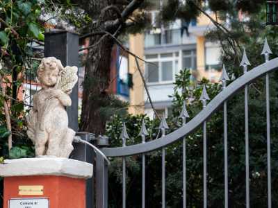 ...sui quali campeggiano le scultura di due putti. Si tratta dell�entrata della villa
